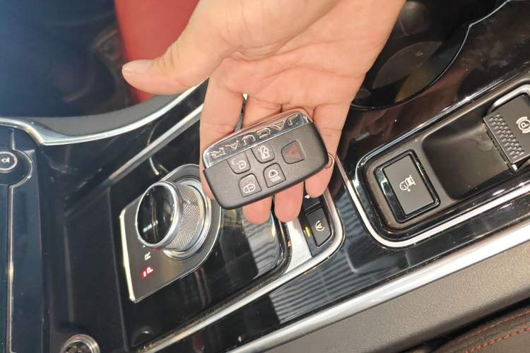 Used Jaguar XE 2015 2.0T 200 PS R-Sport