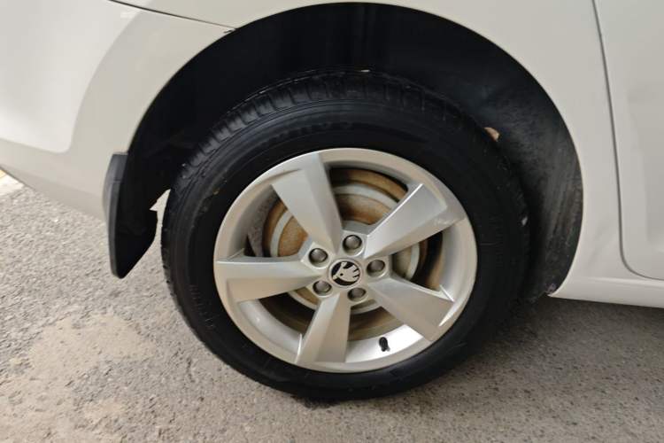 Used Skoda Rapid Spaceback 2016 Revised 1.6L Automatic Chuanxing Version Right Rear Wheel Hub