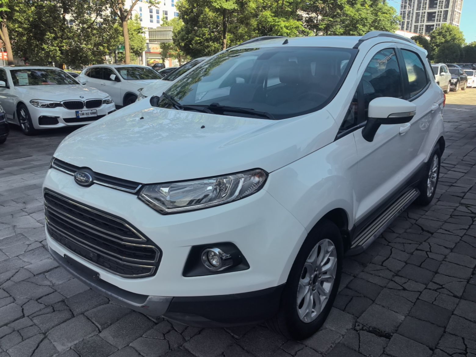 Под передней частью автомобиля