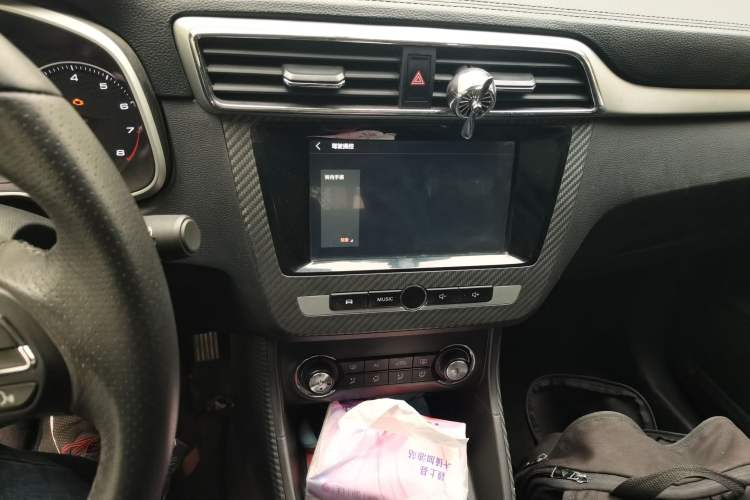 Used MG ZS 2017 1.5L Manual Deluxe Internet Edition Audio And AC Panel