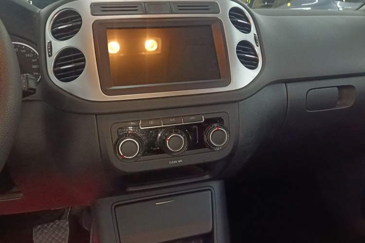 Used Volkswagen Tiguan 2016 280TSI Automatic Two-Wheel-Drive Silk Road Style Edition Audio And AC Panel