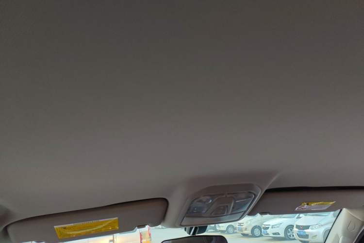 Used SAIC MAXUS T70 2021 2.0T Diesel Automatic Two-Wheel Drive Elite Version with Long Bed and High Ground Clearance