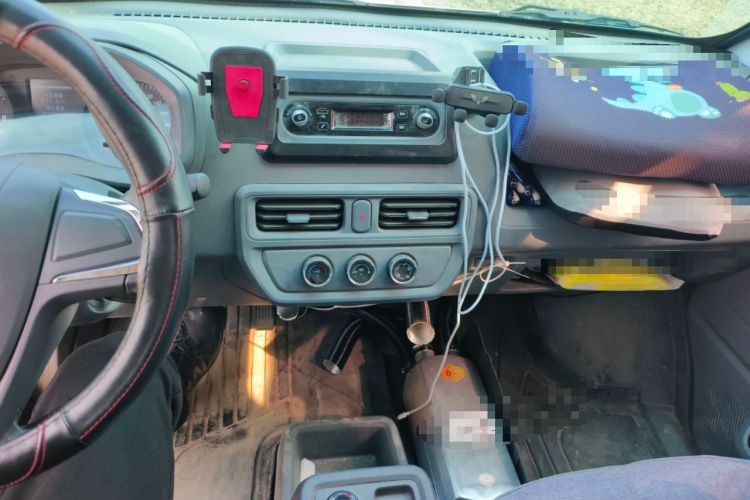 Used Wuling Yangguang 2024 300KM Comfort Version Passenger Van 75kW
