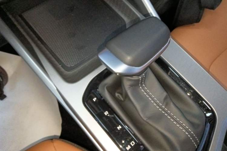 Used Geely Auto Emgrand 2025 4th Generation 1.5L CVT Flagship Version Gear Lever