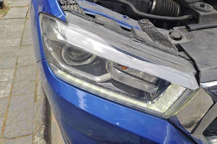 Used SAIC MAXUS T70 2021 2.0T Diesel Manual Two-Wheel Drive Entry-Level Version with Long Bed and High Ground Clearance
