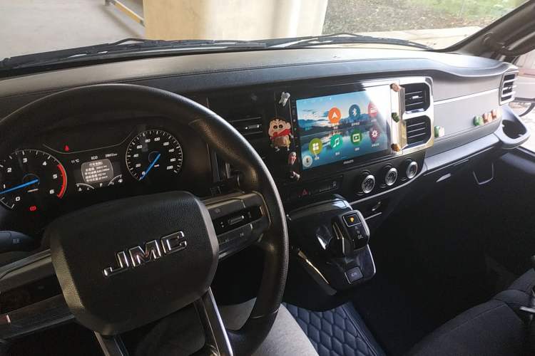 Used JMC Fushun 2023 2.0T Automatic Mid-Drive High-Roof Commercial Van Transport Vehicle with 2/3 Seats
