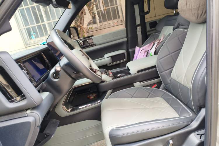 Used Formula Leopard 5 2023 Navigator Edition
