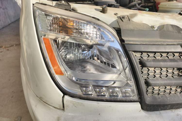 Used SAIC MAXUS Xintu V80 2023 2.0T Manual Classic Aoyuntong Short Wheelbase Mid-Roof 5/6-Seater