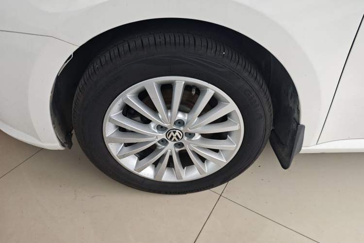 Used Volkswagen Lavida 2013 Revised Version 1.6L Automatic Luxury Edition Left Front Wheel Hub