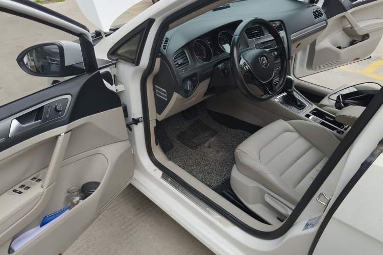 Used Volkswagen Golf 2015 1.4TSI Automatic Luxury Model Driver Seat