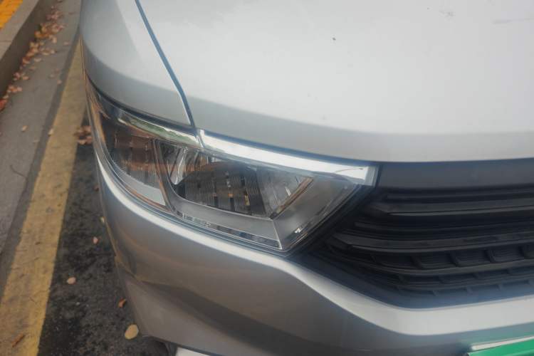 Used Wuling Hongguang V 2022 1.5L Jingqu Edition Electric-Assist LAR Right Front Headlight