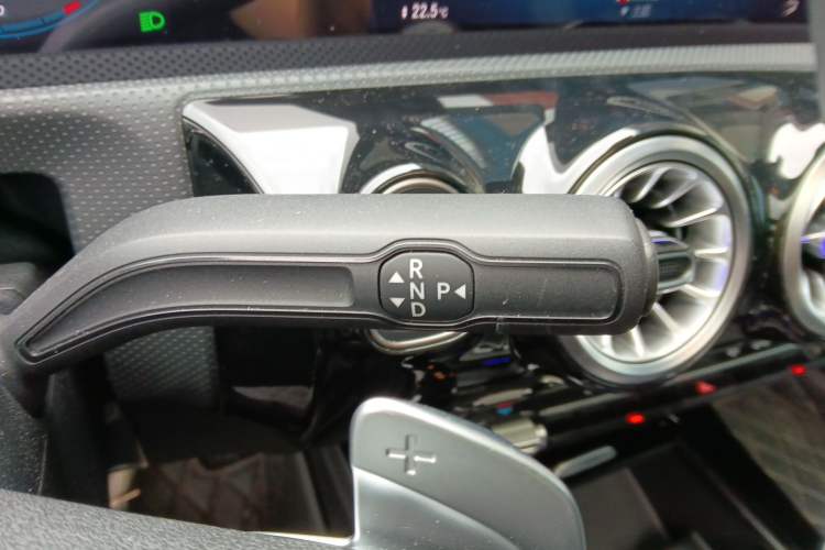 Used Mercedes-Benz A-Class 2022 Revised Version A 200 L Sport Sedan Fashionable Style Gear Lever
