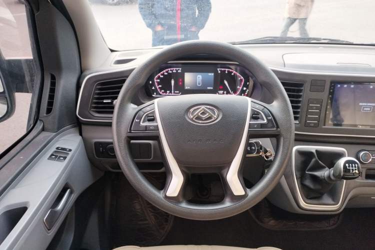 Used SAIC MAXUS Xintu V80 2024 Aotuntong 6MT Short-Wheelbase Ultra-Low Roof 127 Ps 5/6 Seats