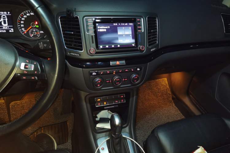 Used Volkswagen Sharan 2016 380TSI Luxury 7-Seater Audio And AC Panel