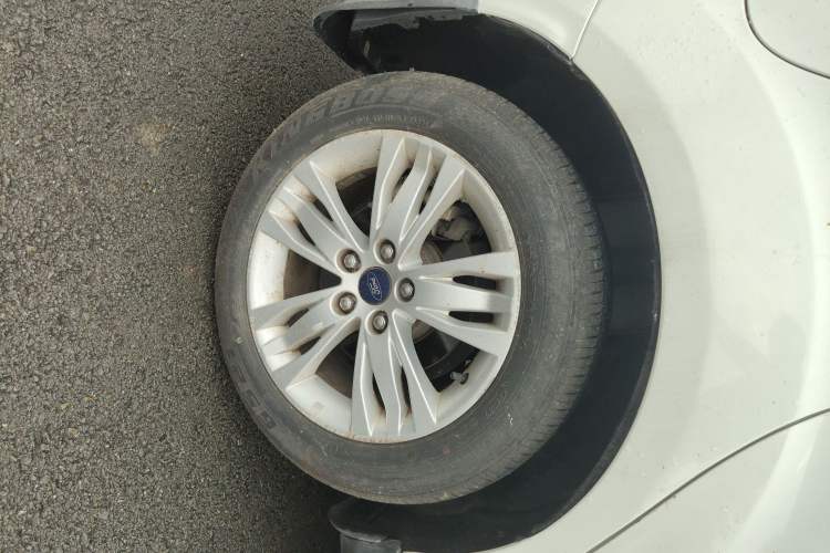 Used Ford Focus 2012 Hatchback 1.6L Automatic Comfort Model Right Rear Wheel Hub