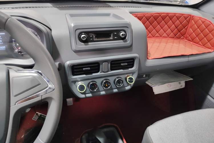 Used Wuling Yangguang 2024 300KM Comfort Version Passenger Van 75kW Audio And AC Panel