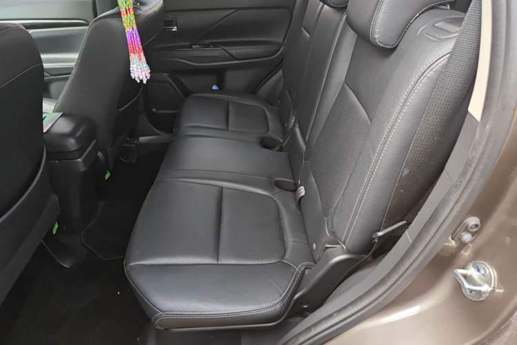 Used Mitsubishi Outlander 2018 2.4L 4x4 Luxury Edition 7-Seater
