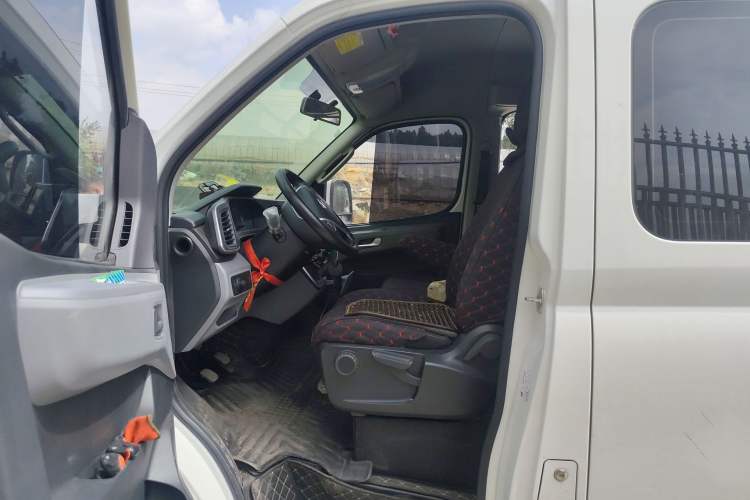 Used SAIC MAXUS Xintu V80 2024 Aotuntong 6MT Short-Wheelbase Mid-Roof Model with 127 Ps 5/6 Seats