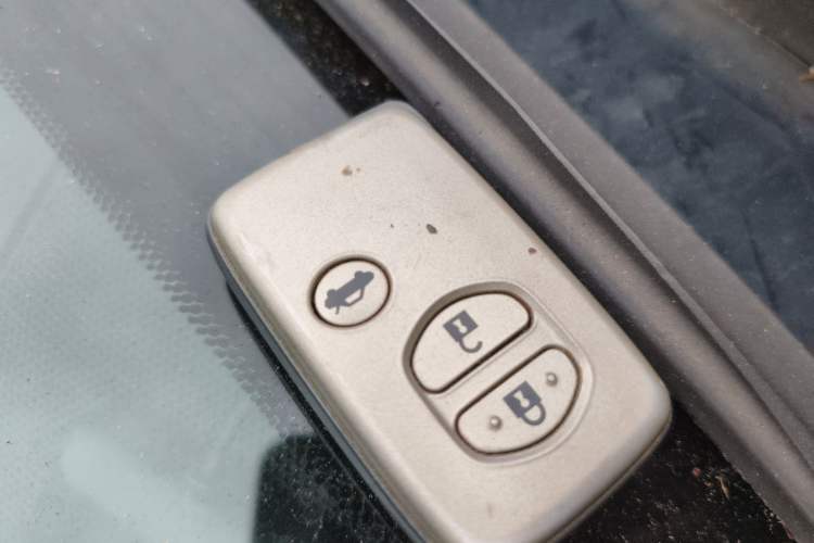 Used Toyota Crown 2011 2.5L Royal Special Edition with Leather and Sunroof Vehicle Key