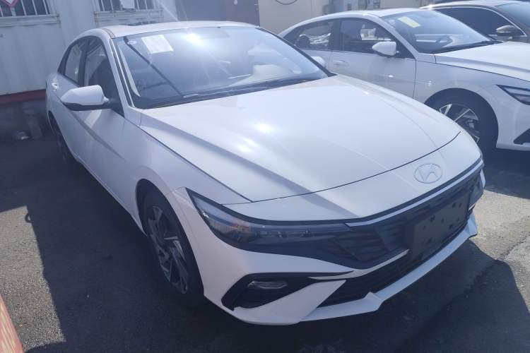 Used Hyundai Elantra 2023 1.5L CVT GLX Elite Edition Front Right 45 Deg