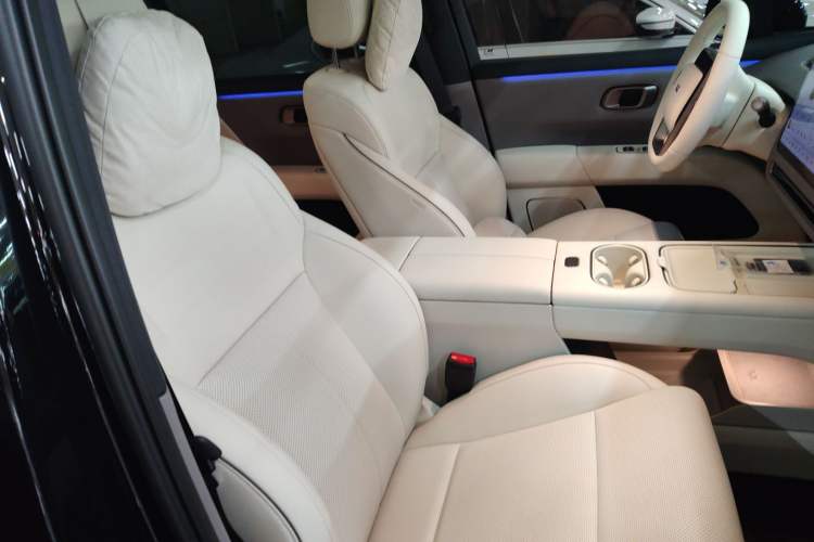 Used Li Auto Li Auto i6 2025 Model Four-Wheel-Drive Standard Type
