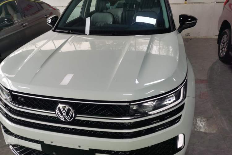 Used Volkswagen Tavendor 2024 380TSI All-Wheel-Drive R-Line Cruise Premium Edition Front