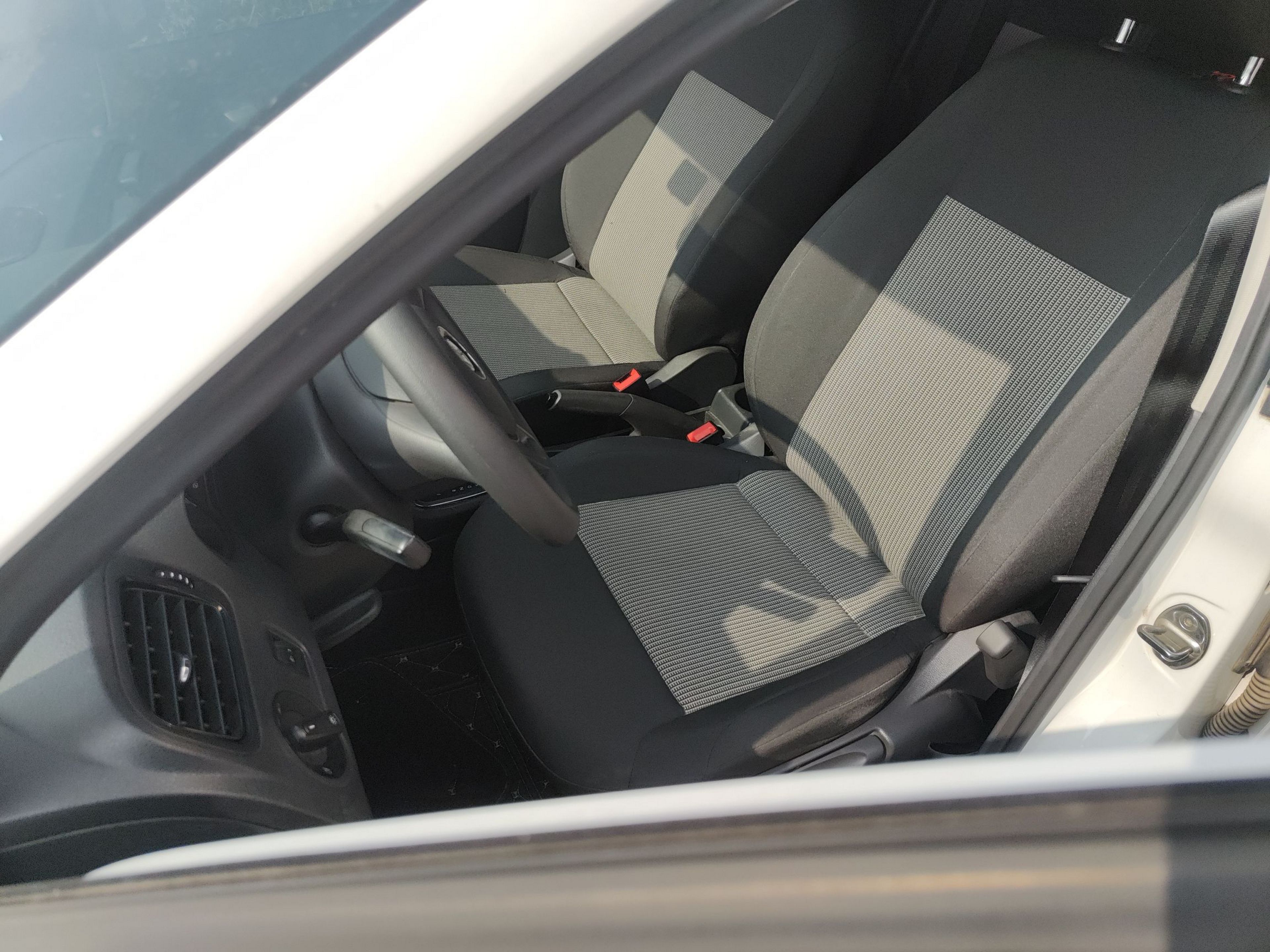 Переднее сиденье в автомобиле