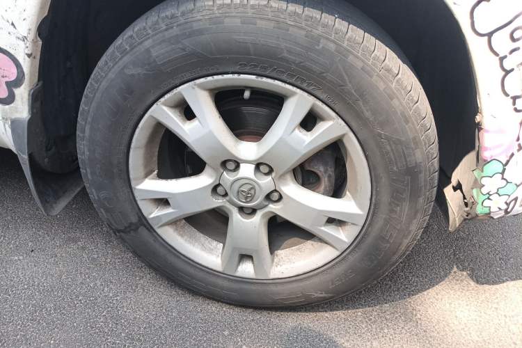 Used Toyota RAV4 2011 2.4L Automatic 4x4 Luxury Edition Right Front Wheel Hub