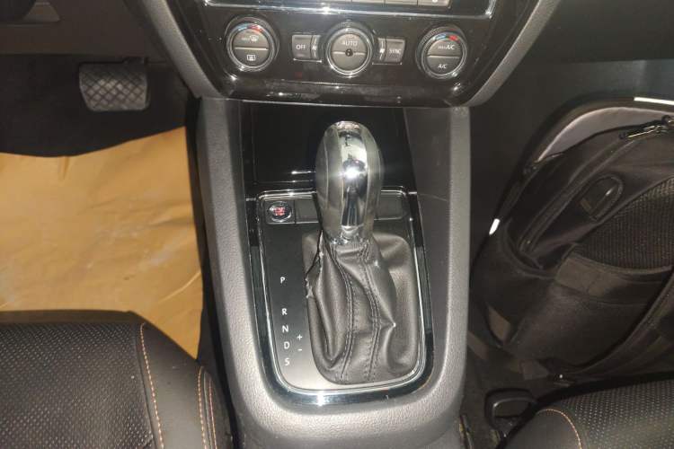 Used Volkswagen Sagitar 2015 230TSI Automatic Luxury Model
