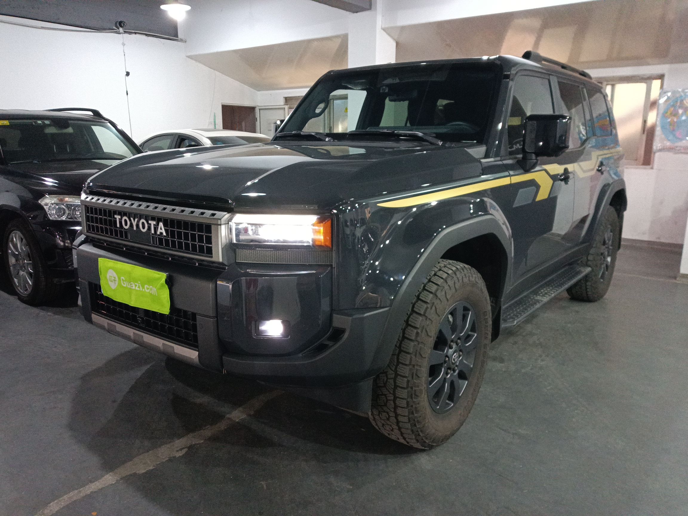 تحت مقدمة السيارة