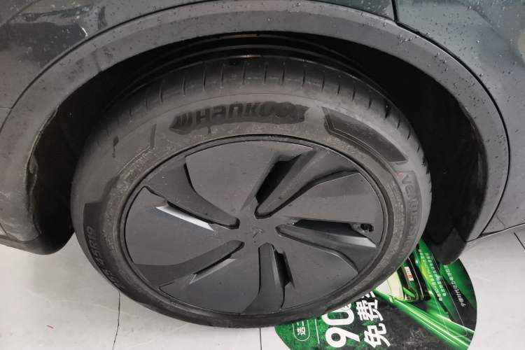 Used Tesla Model Y 2025 Long-Range All-Wheel-Drive Version Right Rear Wheel Hub