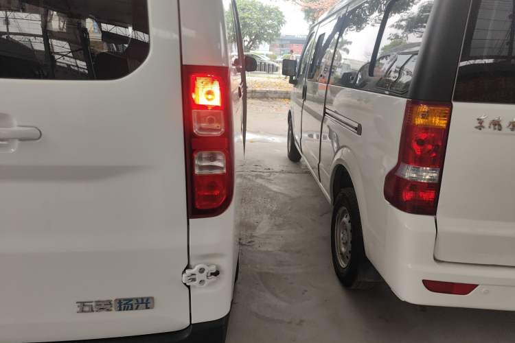 Used Wuling Yangguang 2024 300KM Comfort Version Passenger Van 75kW
