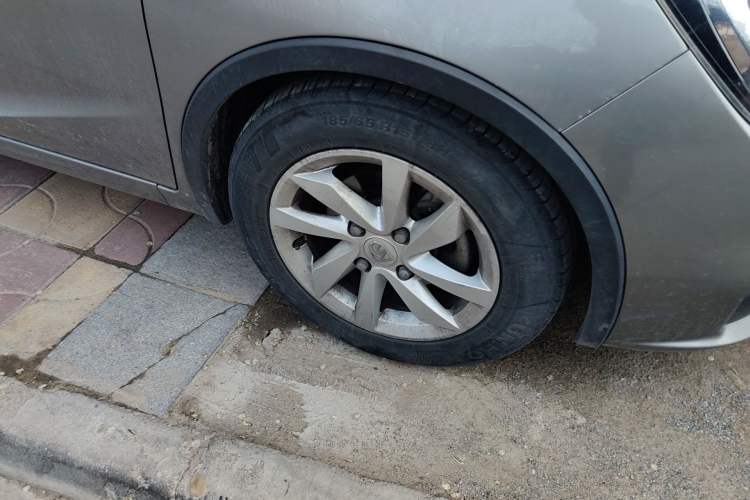 Used Baojun 310W 2017 1.5L Manual Fashion Model China V Right Front Wheel Hub