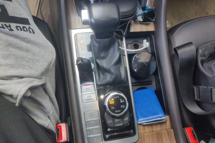 Used Roewe RX8 2018 30T Smart Connectivity All-Wheel Drive Supreme Edition Gear Lever