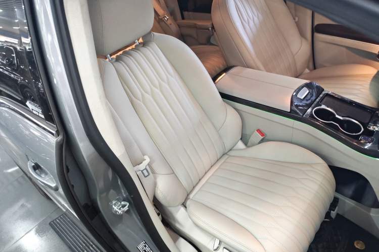 Used Buick GL8 2023 Land Executive Class Comfort Model