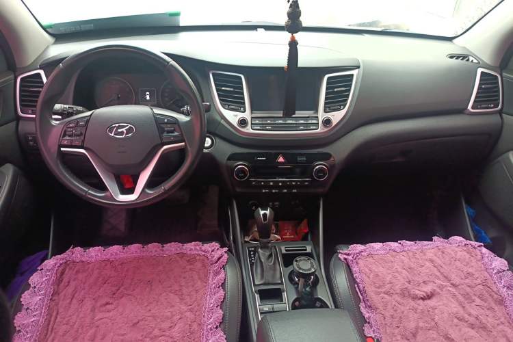 Used Hyundai Tucson 2018 1.6T Dual-Clutch Two-Wheel Drive 15th Anniversary Special Edition Center Console