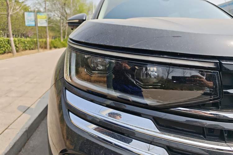 Used Volkswagen Tavendor 2024 330TSI Luxury Touring - All-Inclusive Edition Right Front Headlight