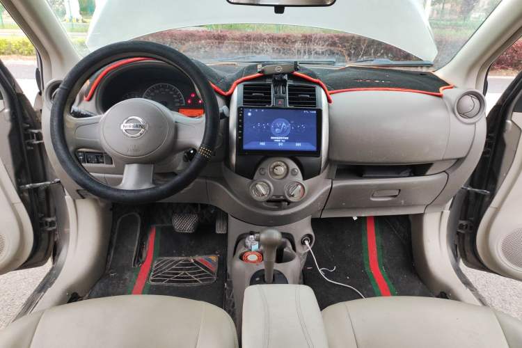 Used Nissan Sunny 2011 1.5XE CVT Comfort Edition Center Console