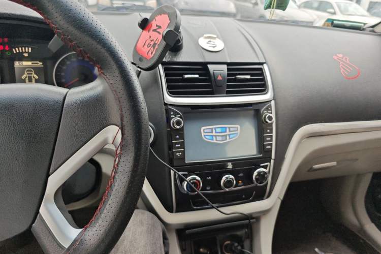 Used Geely Auto Emgrand 2014 Sedan 1.5L Manual Fashion Edition Audio And AC Panel