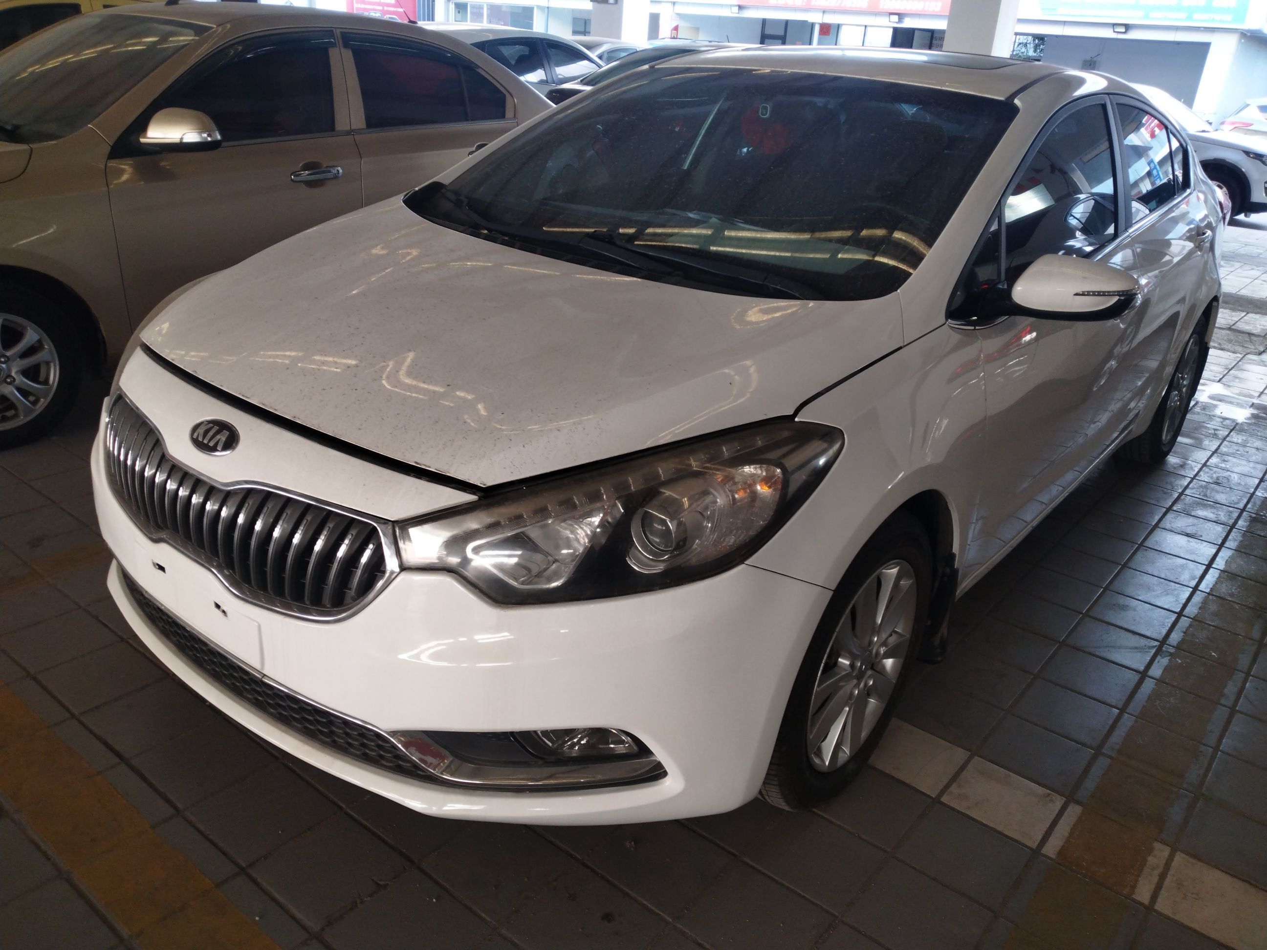 Под передней частью автомобиля