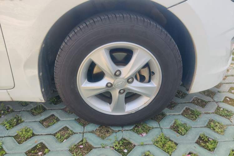 Used Hyundai Verna (older generation) 2014 1.4L Automatic Smart GLS Right Front Wheel Hub