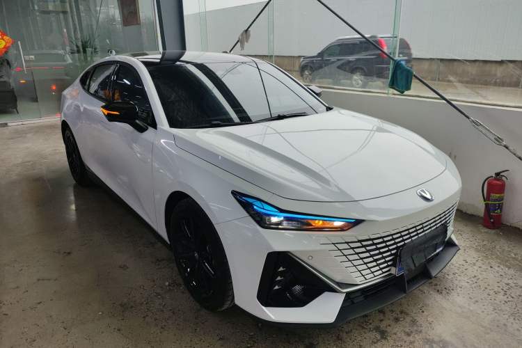 Used Changan UNI-V 2024 1.5T High-Energy Version
