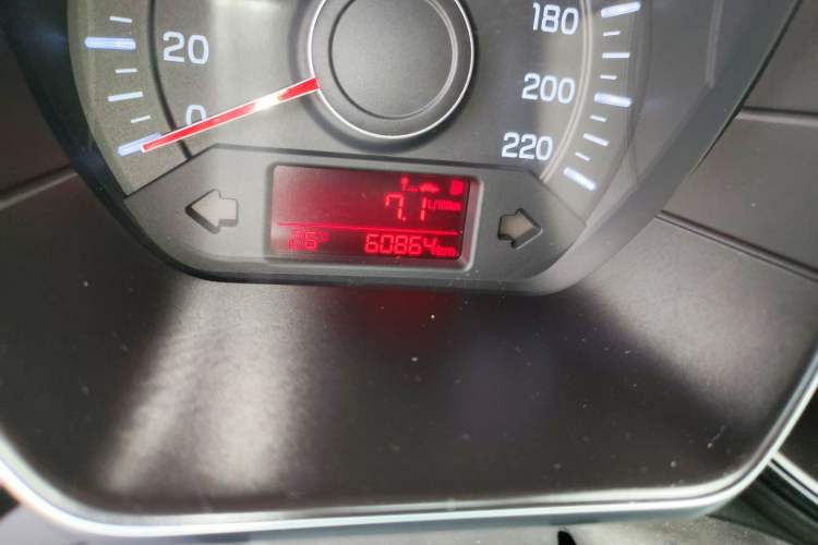 Used Kia K2 2015 Sedan 1.4L MT GLS Odometer Close Up