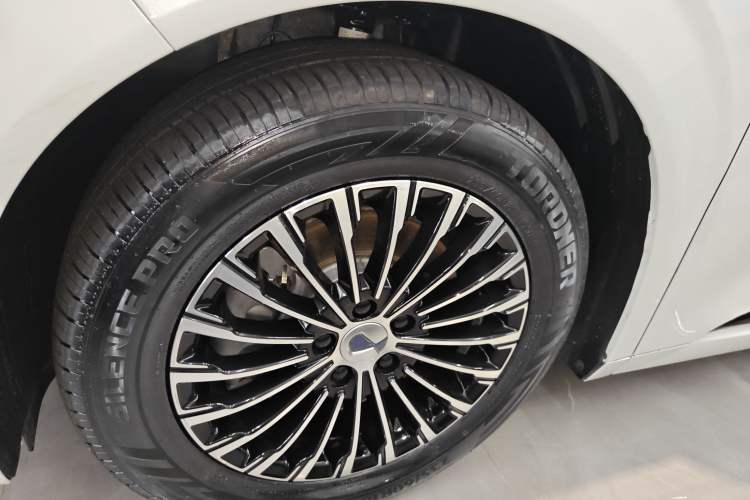 Used Denza D9 2022 DM-i 970 Four-Wheel Drive Prestige Model Left Front Wheel Hub