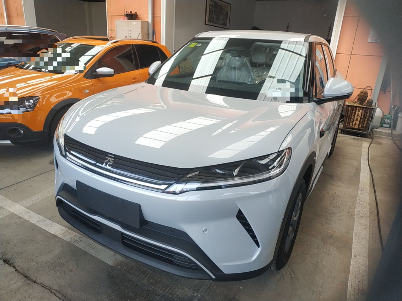 تحت مقدمة السيارة