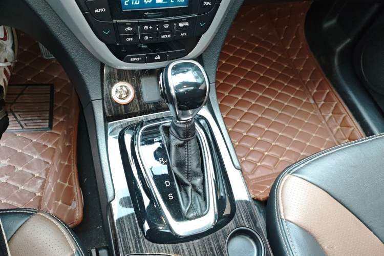 Used GAC Trumpchi GS5 Super 2016 1.8T Automatic Two-Wheel Drive Anniversary Edition Gear Lever