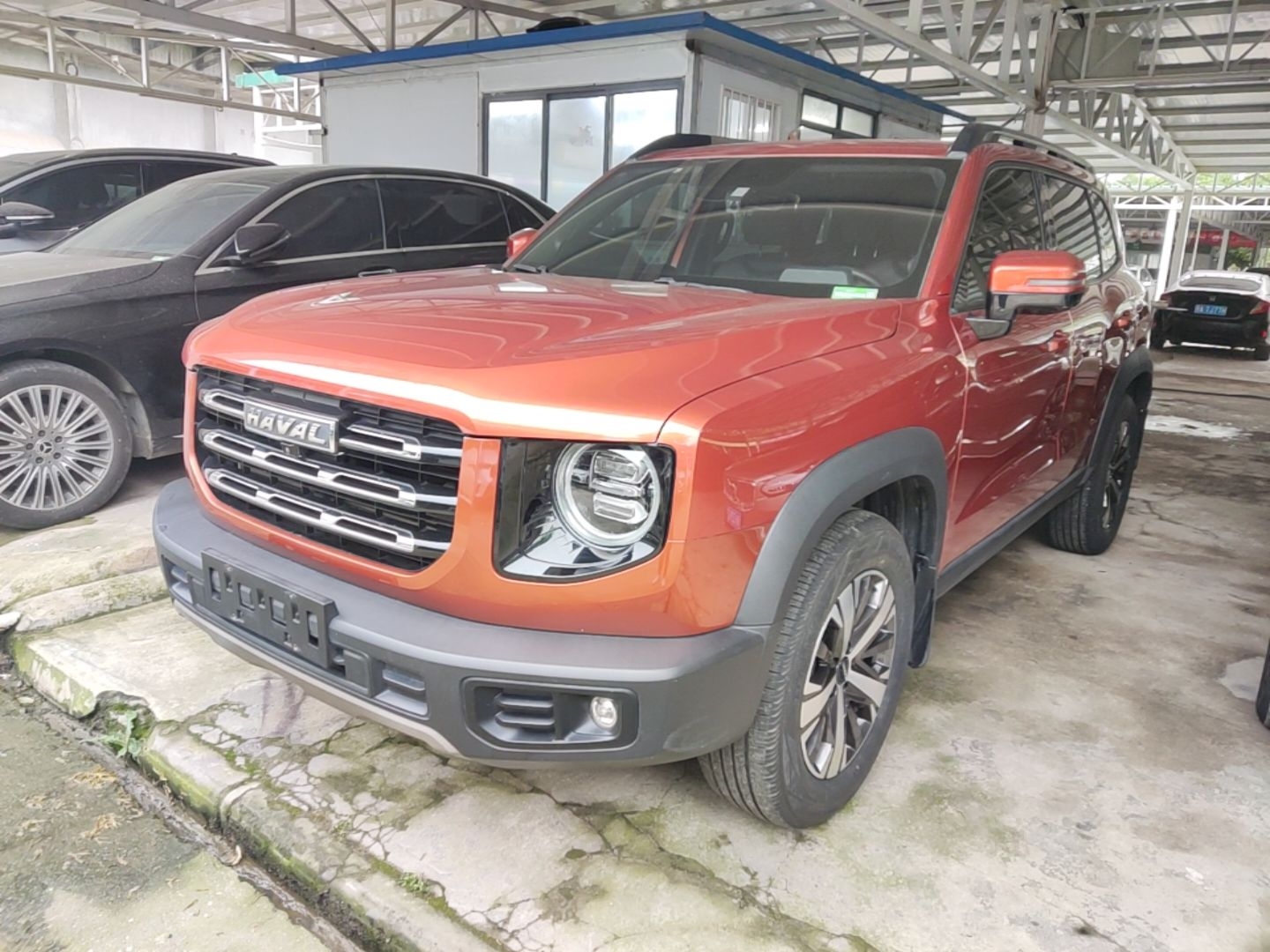 تحت مقدمة السيارة