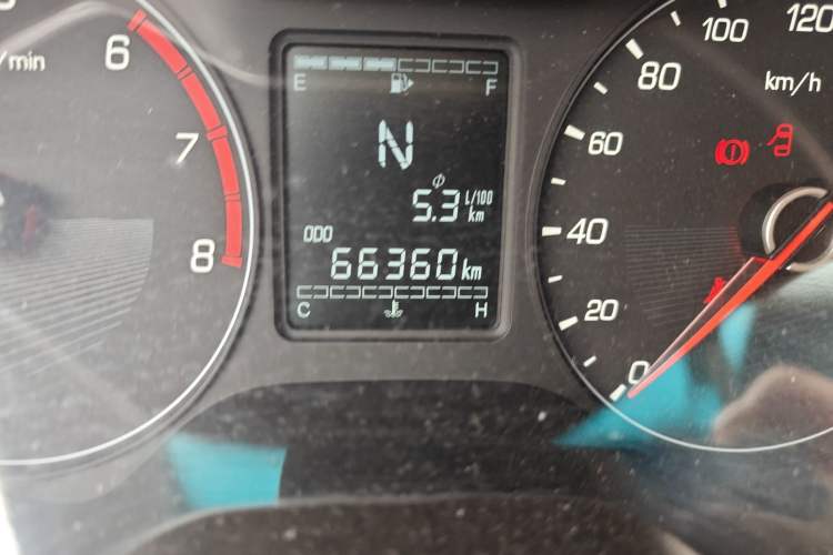 Used Baojun 310 2017 1.5L Automatic Fashion Model Odometer Close Up