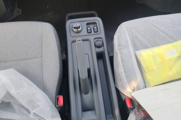 Used Wuling Yangguang 2024 300KM Comfort Version Passenger Van 75kW
