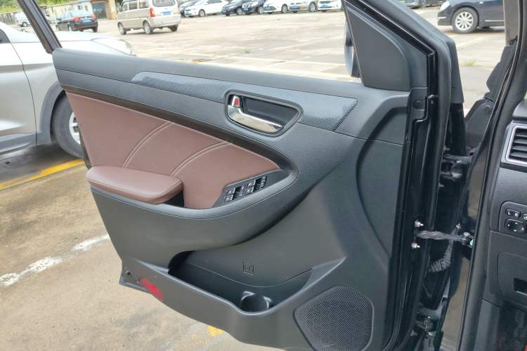 Used Dongfeng Fengon 580 2016 1.5T Manual Luxury Edition
